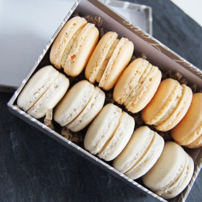 Mini macarons - Dehait Pâtisserie - Confection de pâtisseries ...